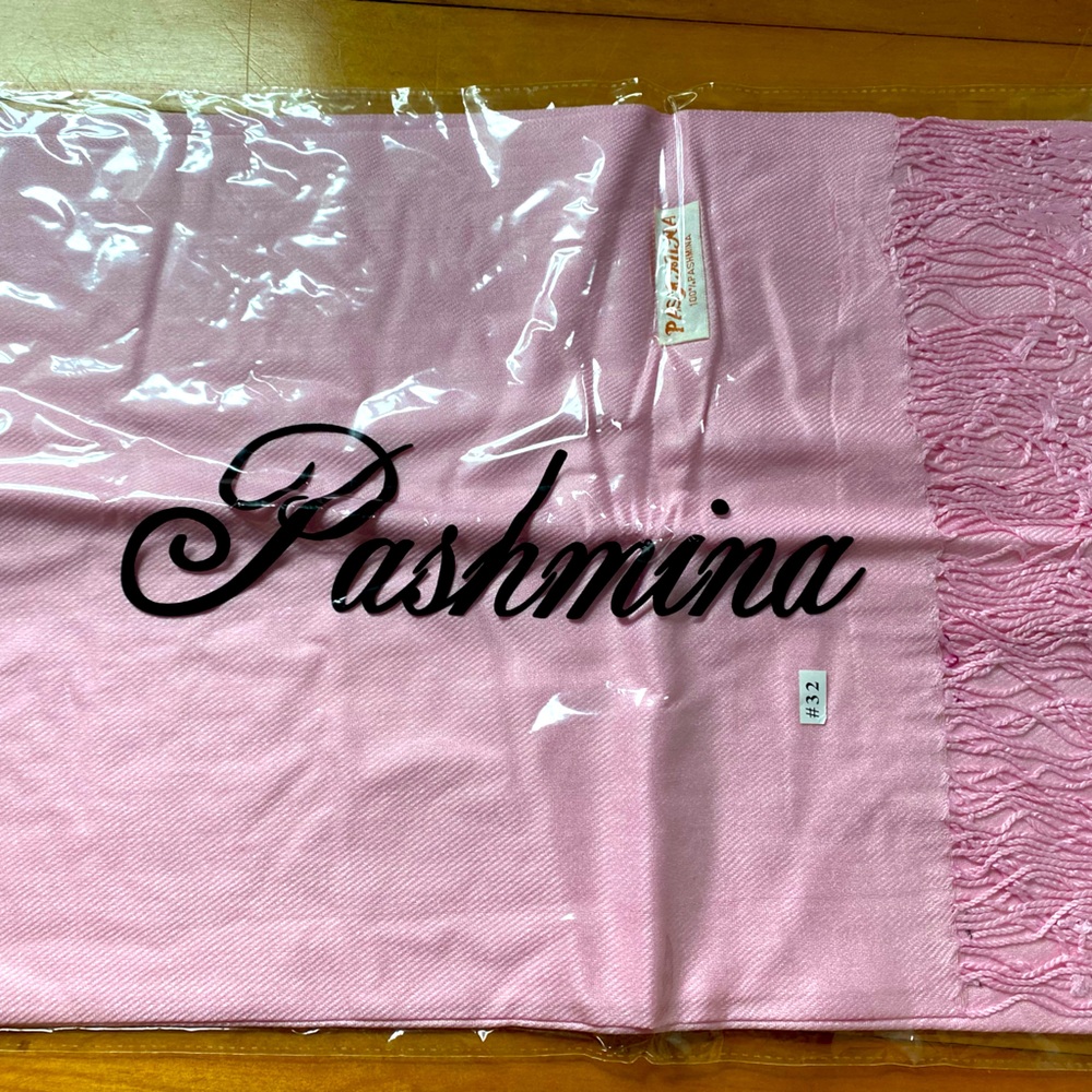 Brand New Pashmina scarf
Color: Pink
Material: 100% Pashmina